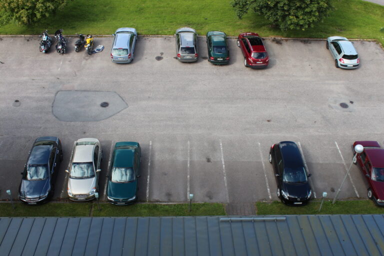 Autot oikeille paikoille – autopaikat ja pysäköintialue