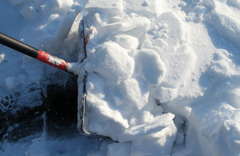 Lakipulma: Miksi huoltoyhtiö puhdistaa lumet taloyhtiön pihalta mutta ei parkkiruuduista?