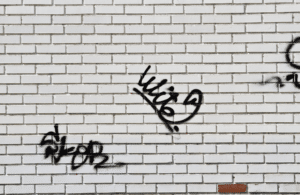 Taloyhtiön seinään ilmestyi graffiti – Mitä pitää tehdä?