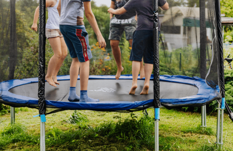 Saako taloyhtiön pihalle laittaa trampoliinin?